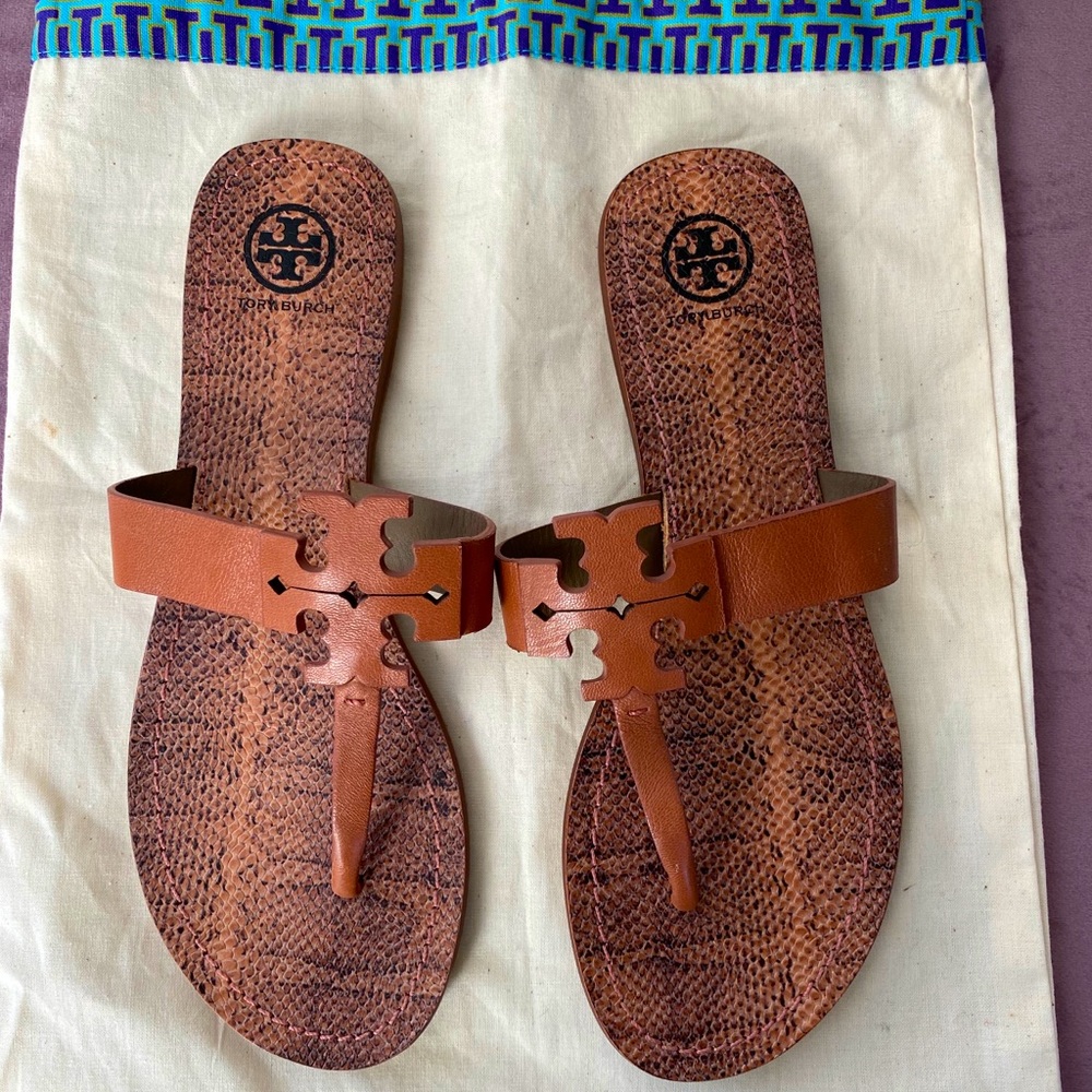 Brand new Tory Burch leather logo sandal size 9